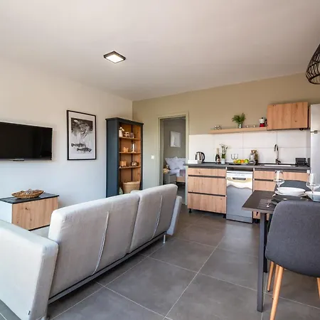 Sunny Side Apartment *